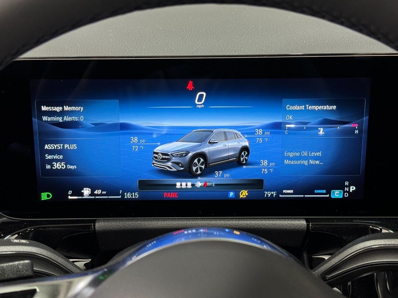 Mercedes-Benz GLA Vehicle Full-screen Gallery Image 34