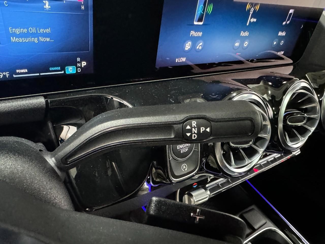 Mercedes-Benz GLA Vehicle Full-screen Gallery Image 35