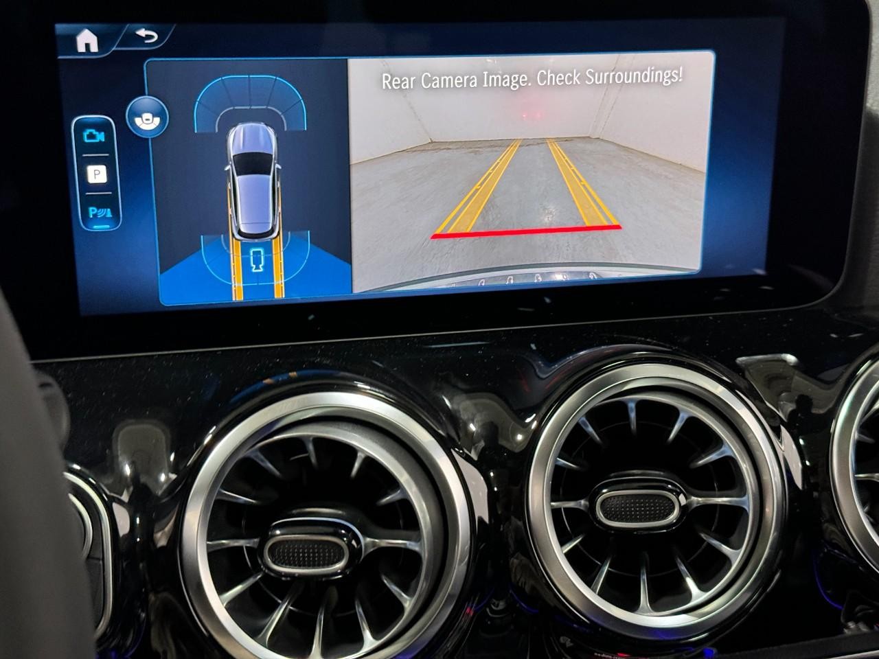 Mercedes-Benz GLA Vehicle Full-screen Gallery Image 36