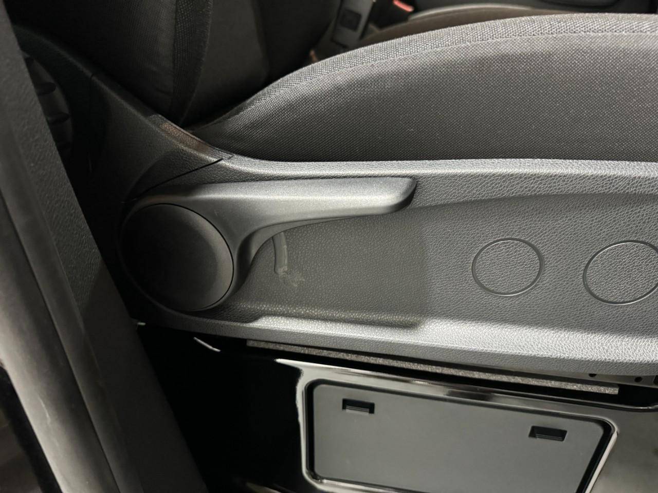 Mercedes-Benz Sprinter Cargo Van Vehicle Full-screen Gallery Image 19