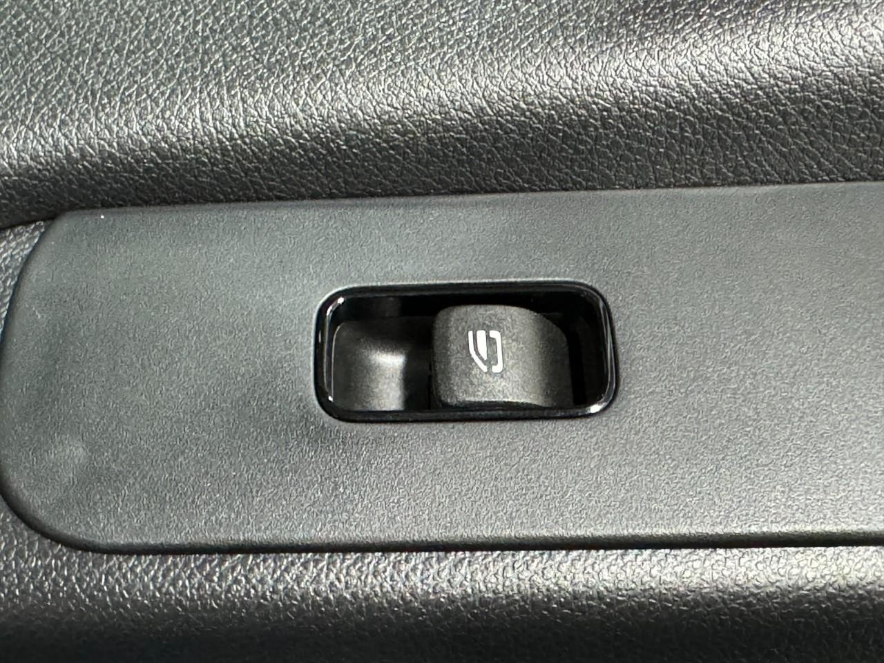 Mercedes-Benz Sprinter Cargo Van Vehicle Full-screen Gallery Image 20