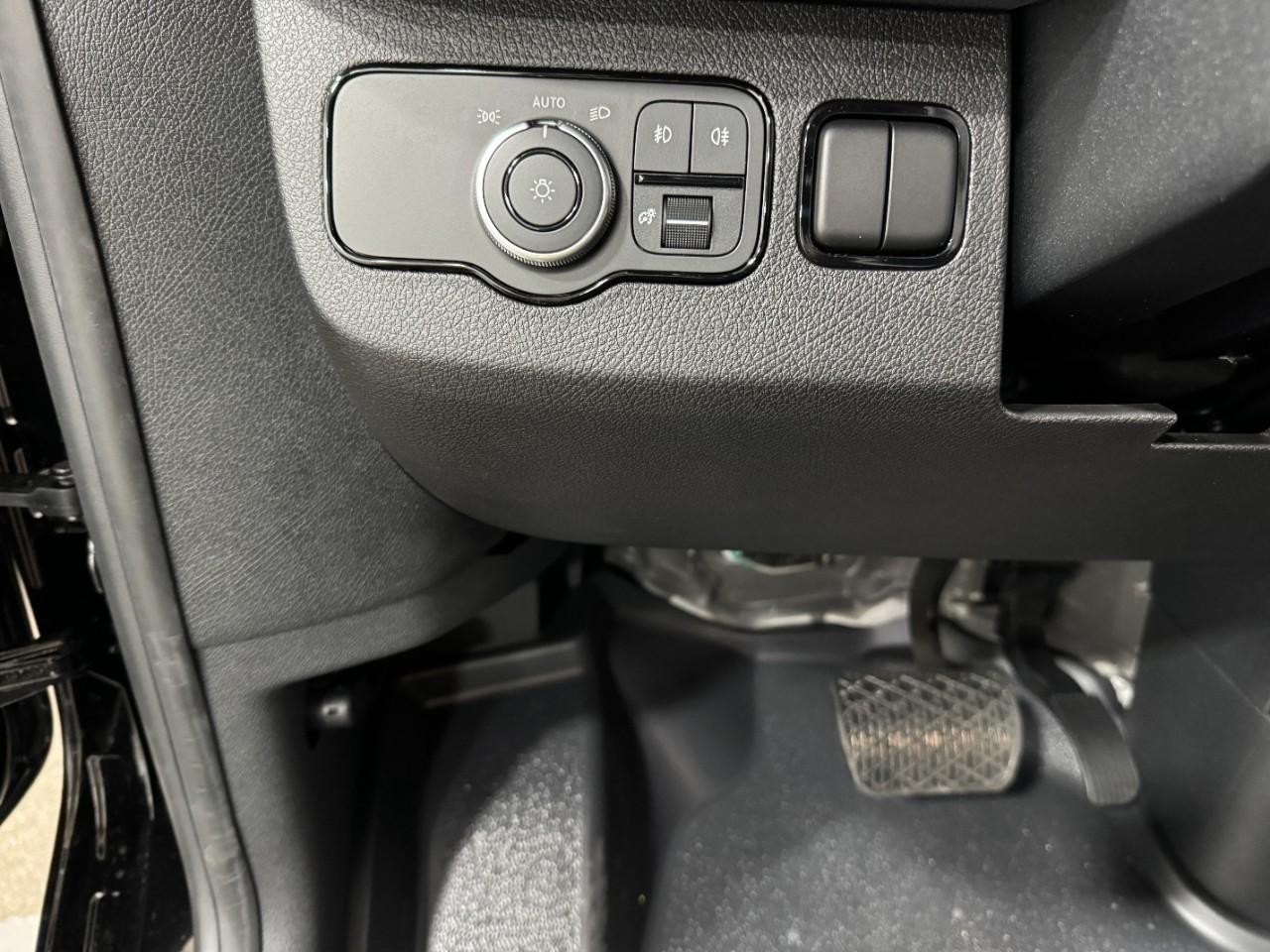 Mercedes-Benz Sprinter Cargo Van Vehicle Full-screen Gallery Image 28