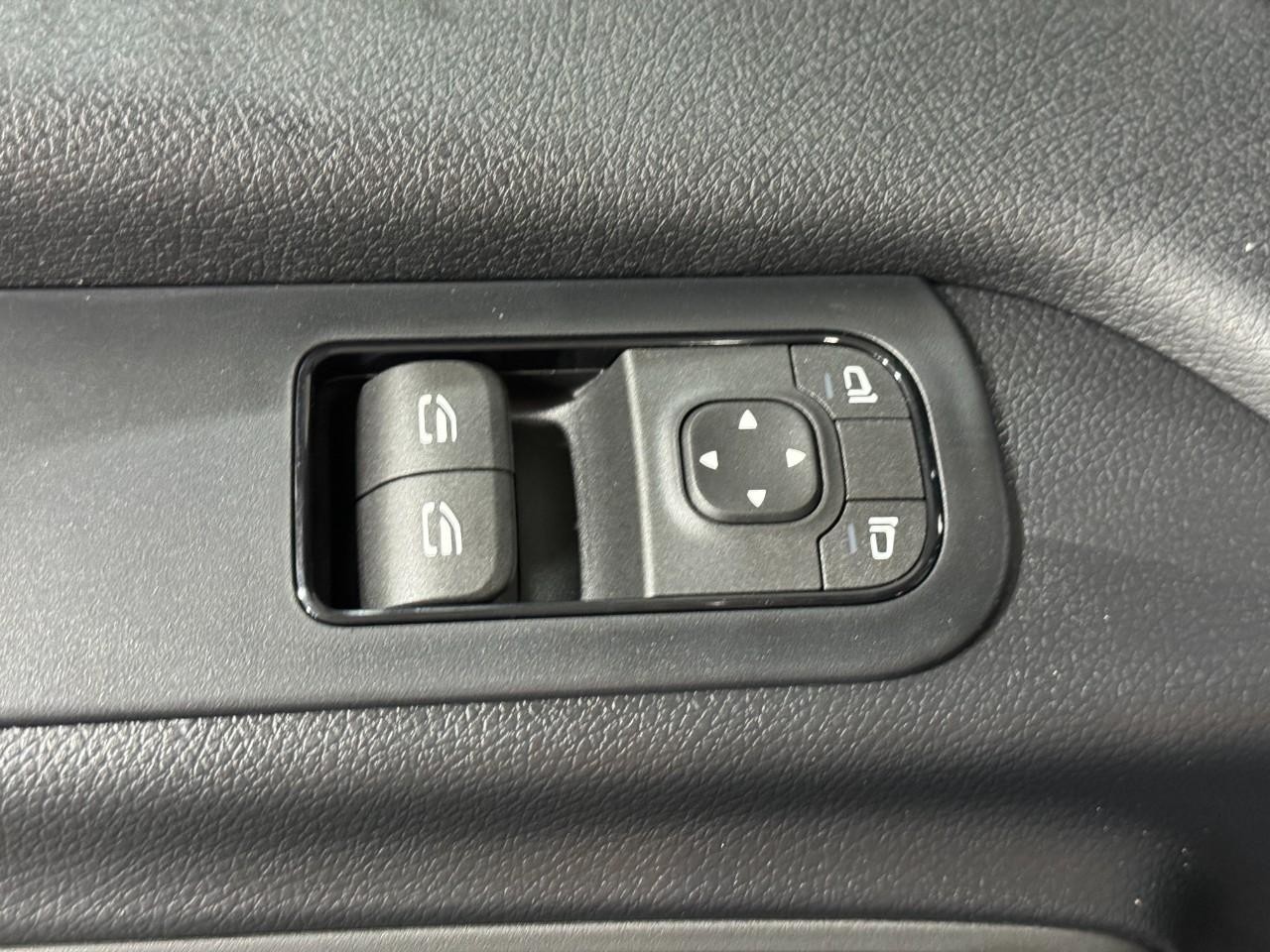 Mercedes-Benz Sprinter Cargo Van Vehicle Full-screen Gallery Image 22