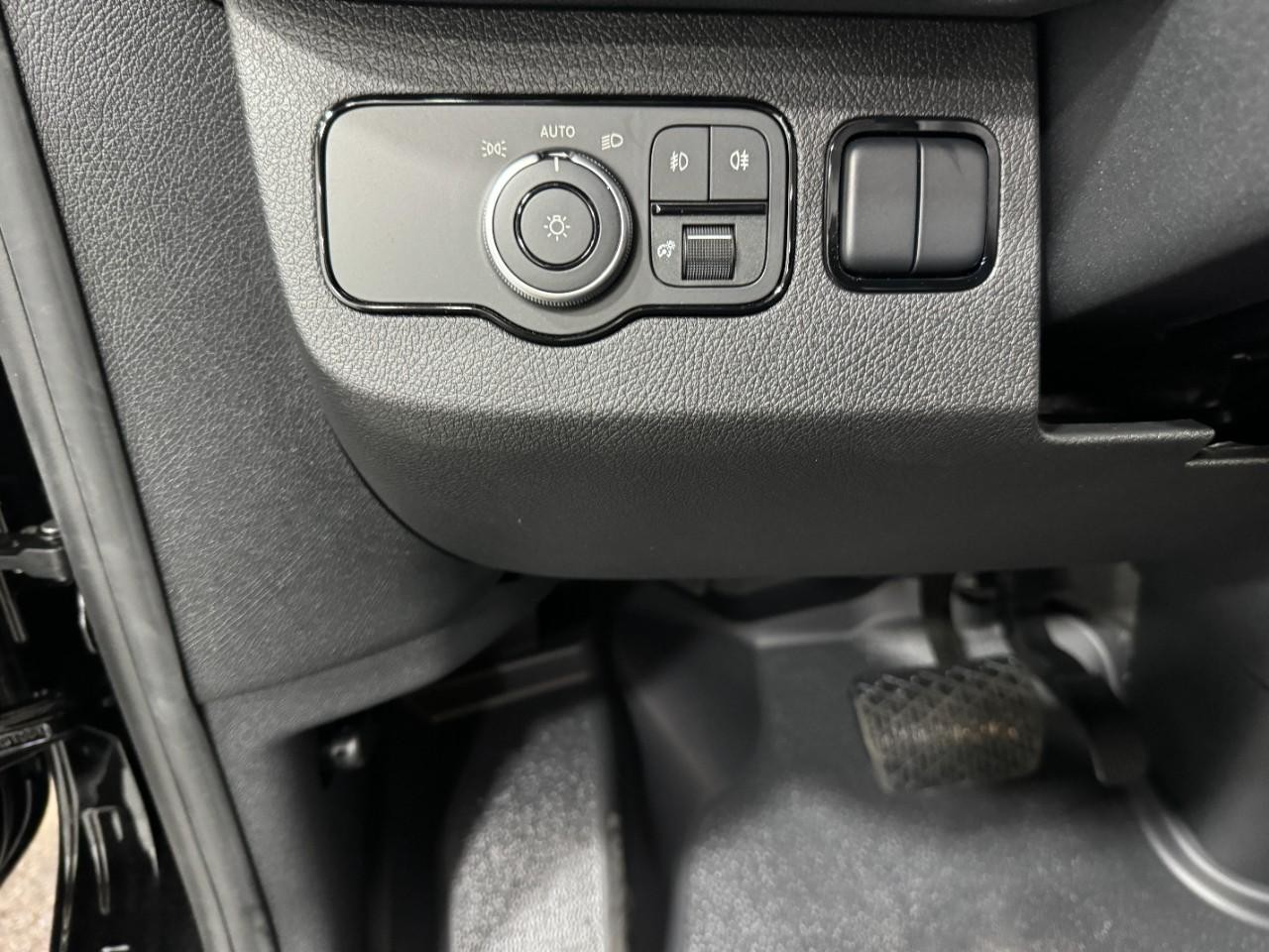 Mercedes-Benz Sprinter Cargo Van Vehicle Full-screen Gallery Image 28