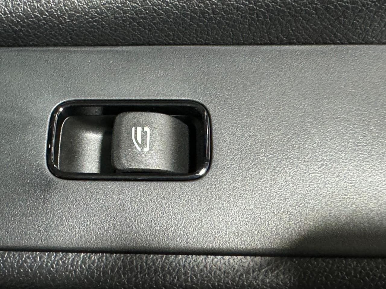 Mercedes-Benz Sprinter Cargo Van Vehicle Full-screen Gallery Image 20