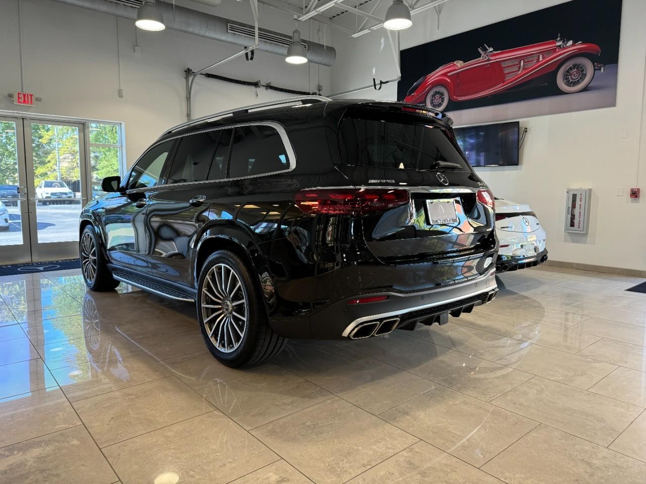 Mercedes-Benz GLS Vehicle Full-screen Gallery Image 2