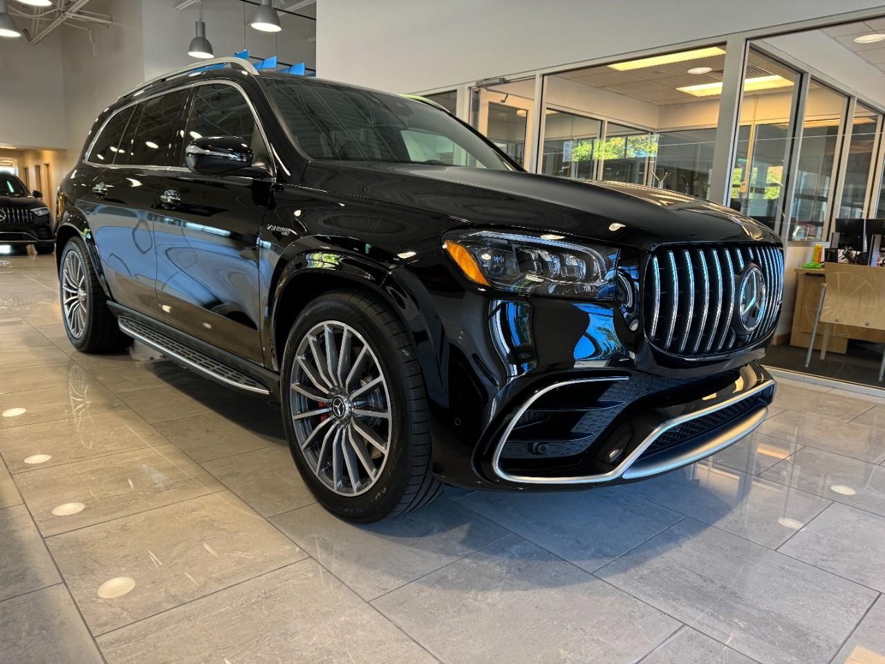 Mercedes-Benz GLS Vehicle Full-screen Gallery Image 5