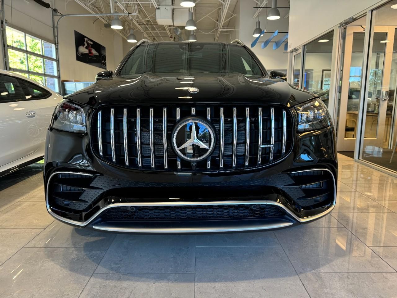 Mercedes-Benz GLS Vehicle Full-screen Gallery Image 6