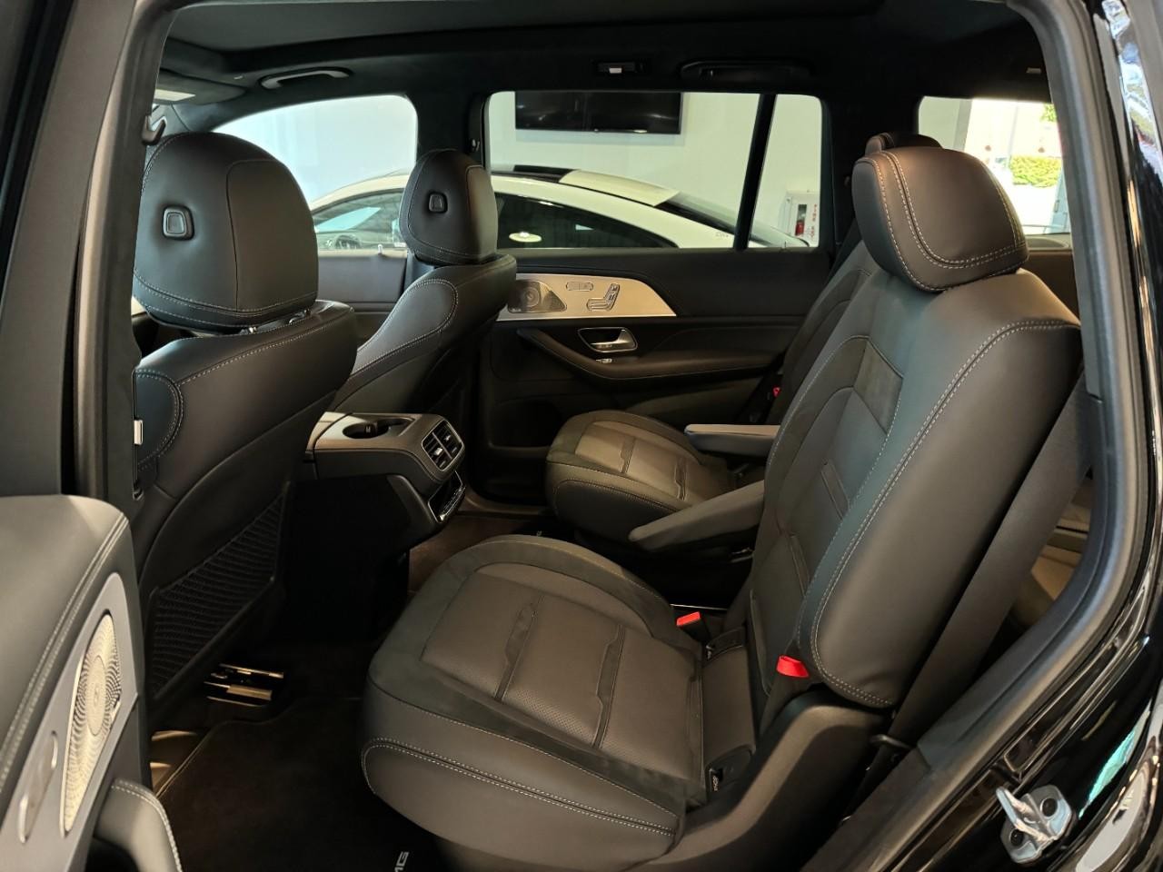 Mercedes-Benz GLS Vehicle Full-screen Gallery Image 8