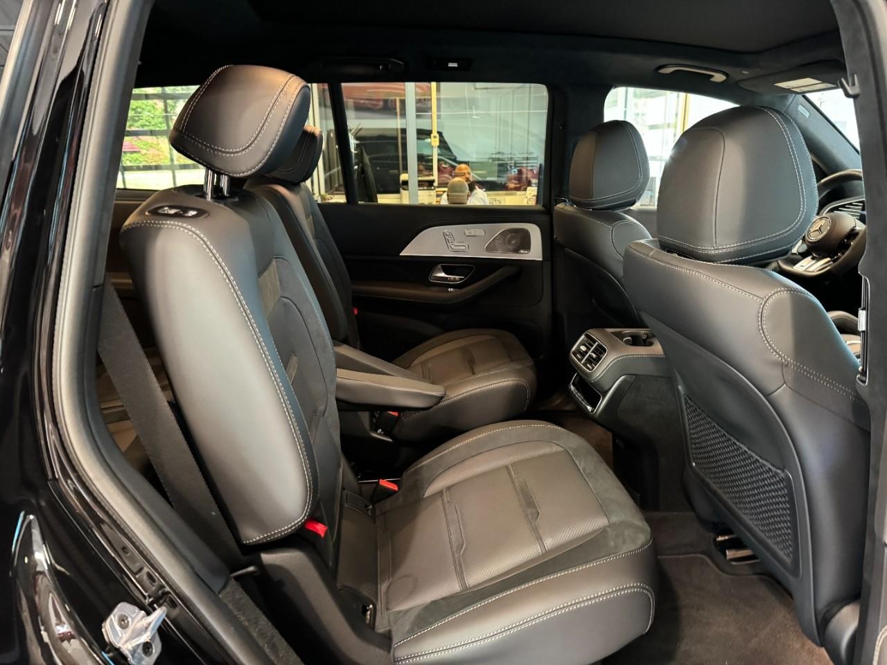 Mercedes-Benz GLS Vehicle Full-screen Gallery Image 11