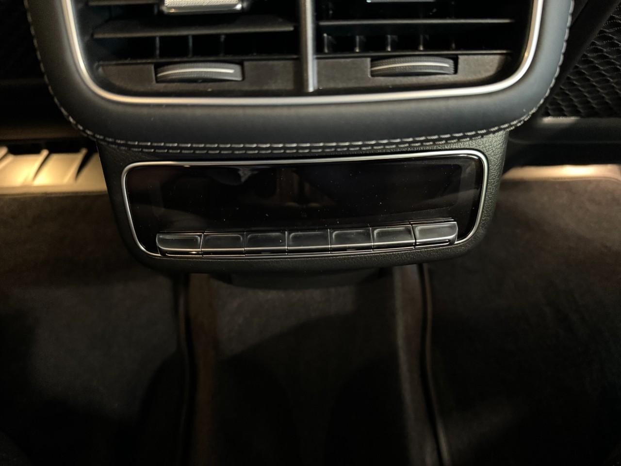 Mercedes-Benz GLS Vehicle Full-screen Gallery Image 12