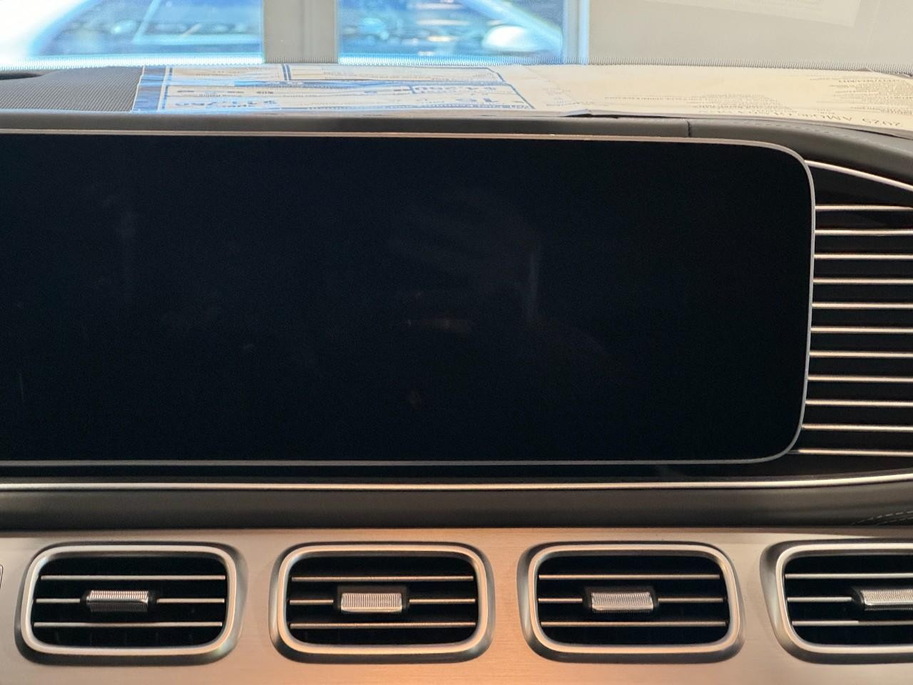 Mercedes-Benz GLS Vehicle Full-screen Gallery Image 16