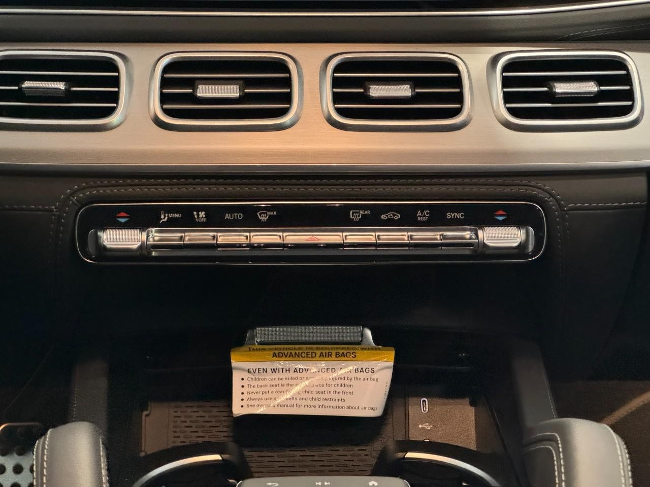 Mercedes-Benz GLS Vehicle Full-screen Gallery Image 17