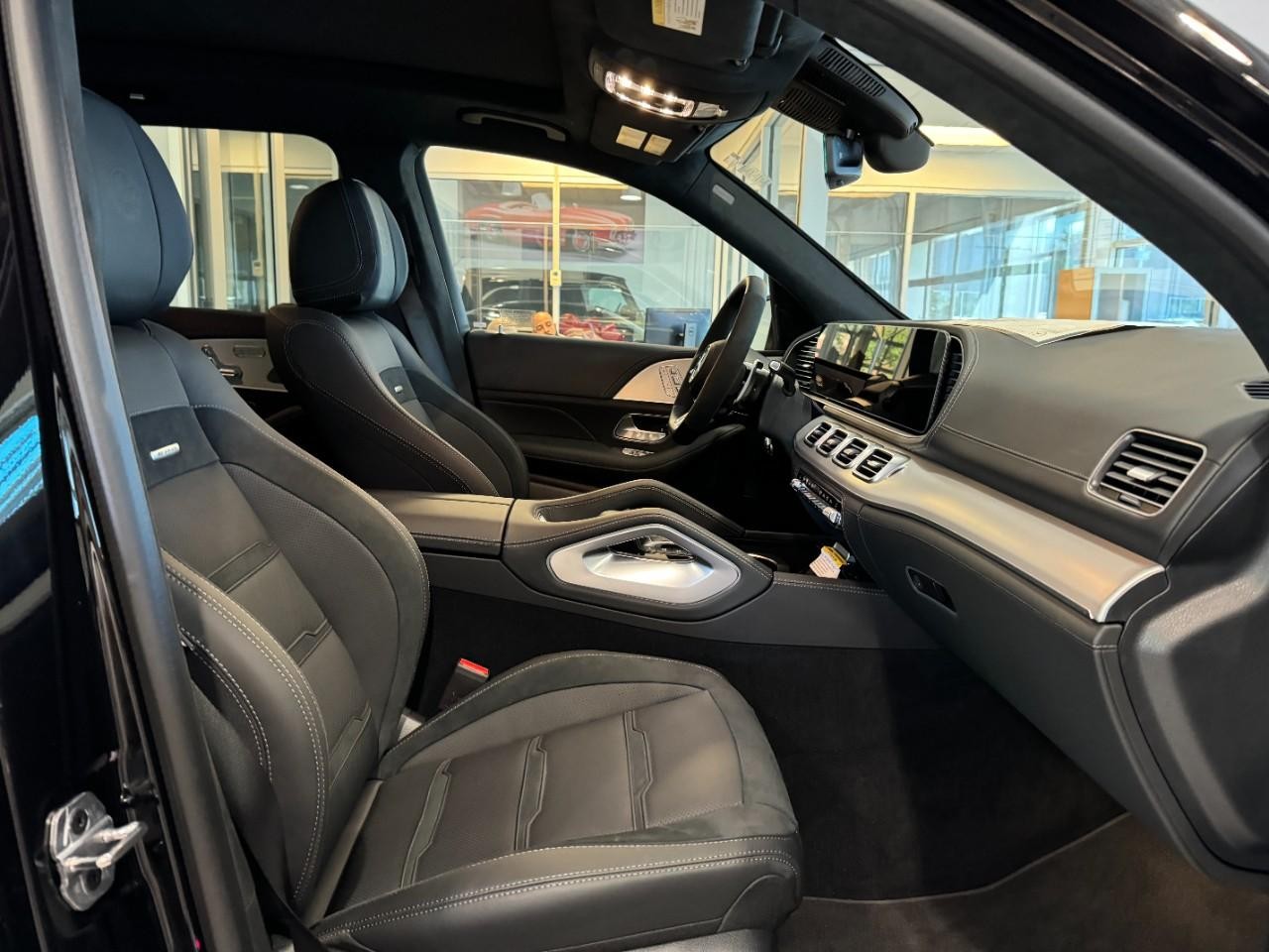 Mercedes-Benz GLS Vehicle Full-screen Gallery Image 20