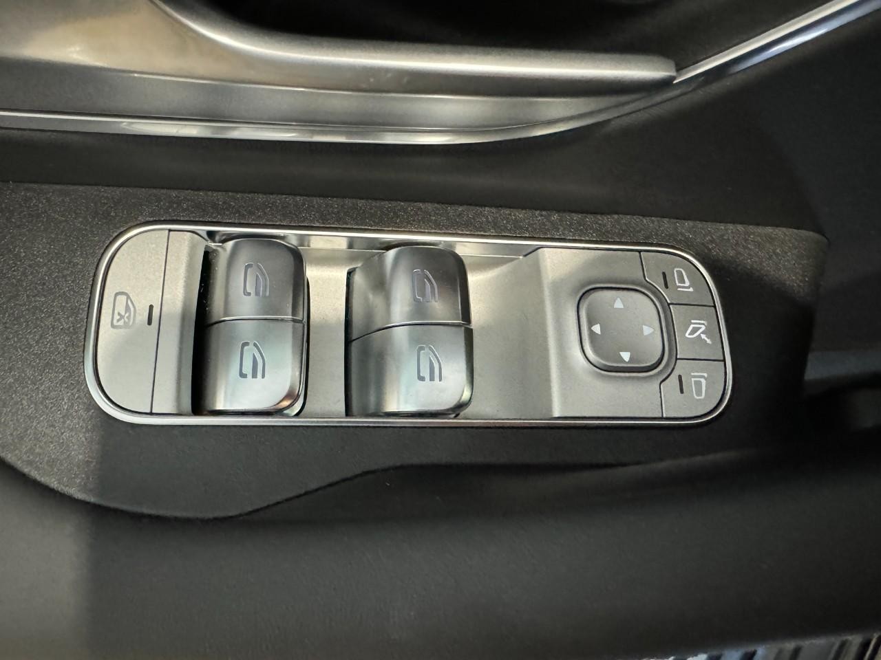 Mercedes-Benz GLS Vehicle Full-screen Gallery Image 28