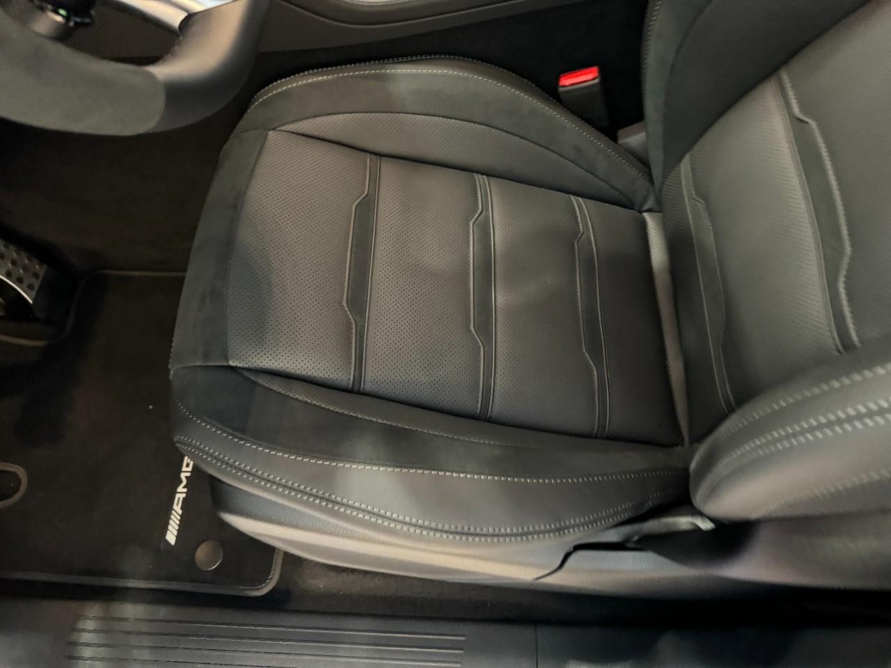 Mercedes-Benz GLS Vehicle Full-screen Gallery Image 31