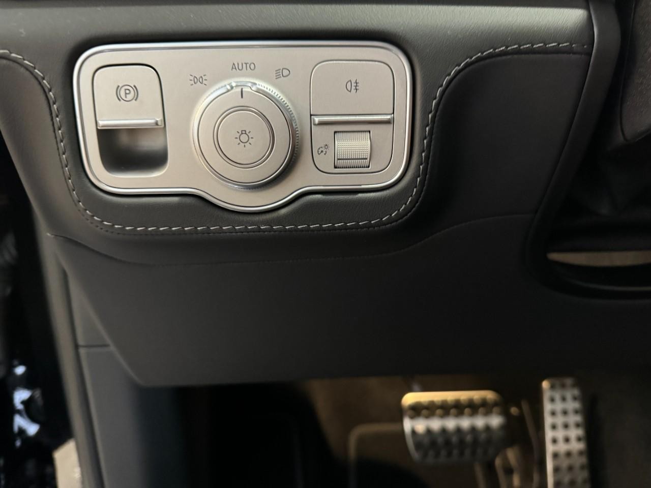 Mercedes-Benz GLS Vehicle Full-screen Gallery Image 32