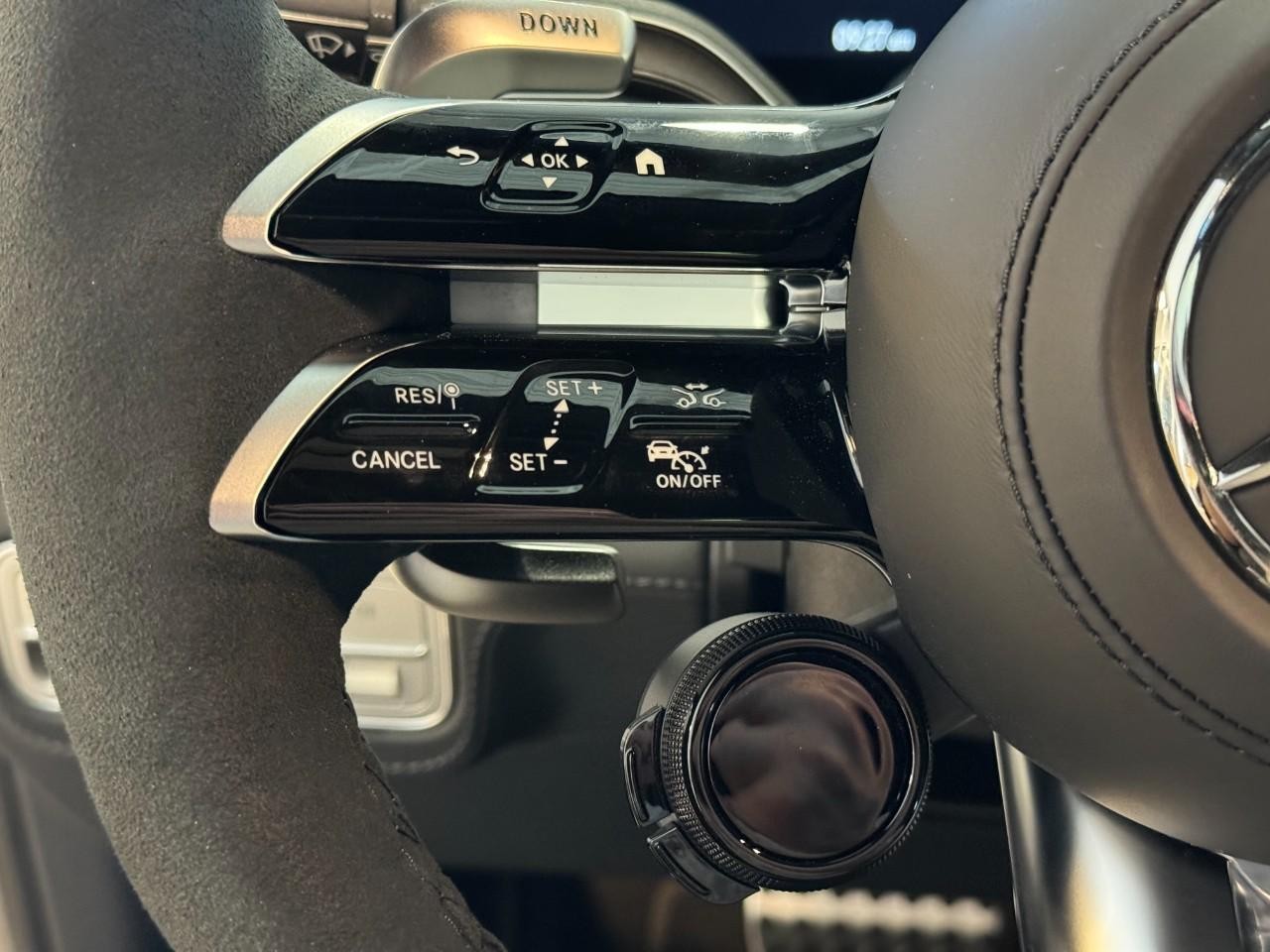 Mercedes-Benz GLS Vehicle Full-screen Gallery Image 33