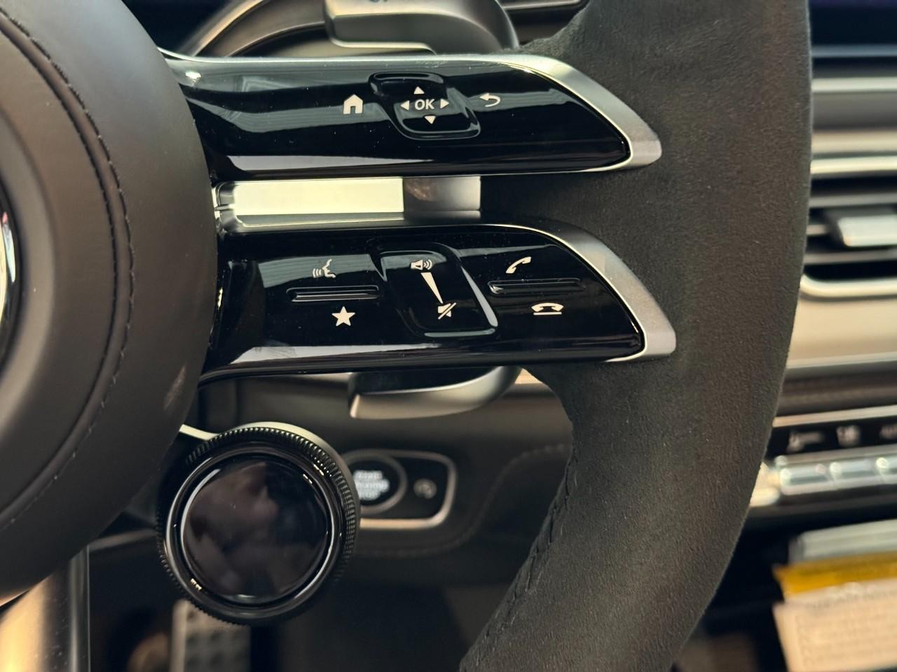 Mercedes-Benz GLS Vehicle Full-screen Gallery Image 34