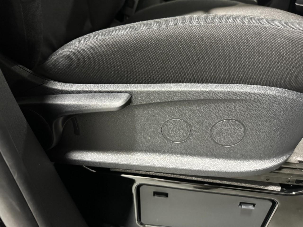 Mercedes-Benz Sprinter Cargo Van Vehicle Full-screen Gallery Image 19