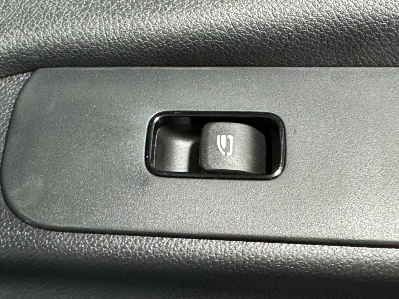 Mercedes-Benz Sprinter Cargo Van Vehicle Full-screen Gallery Image 20