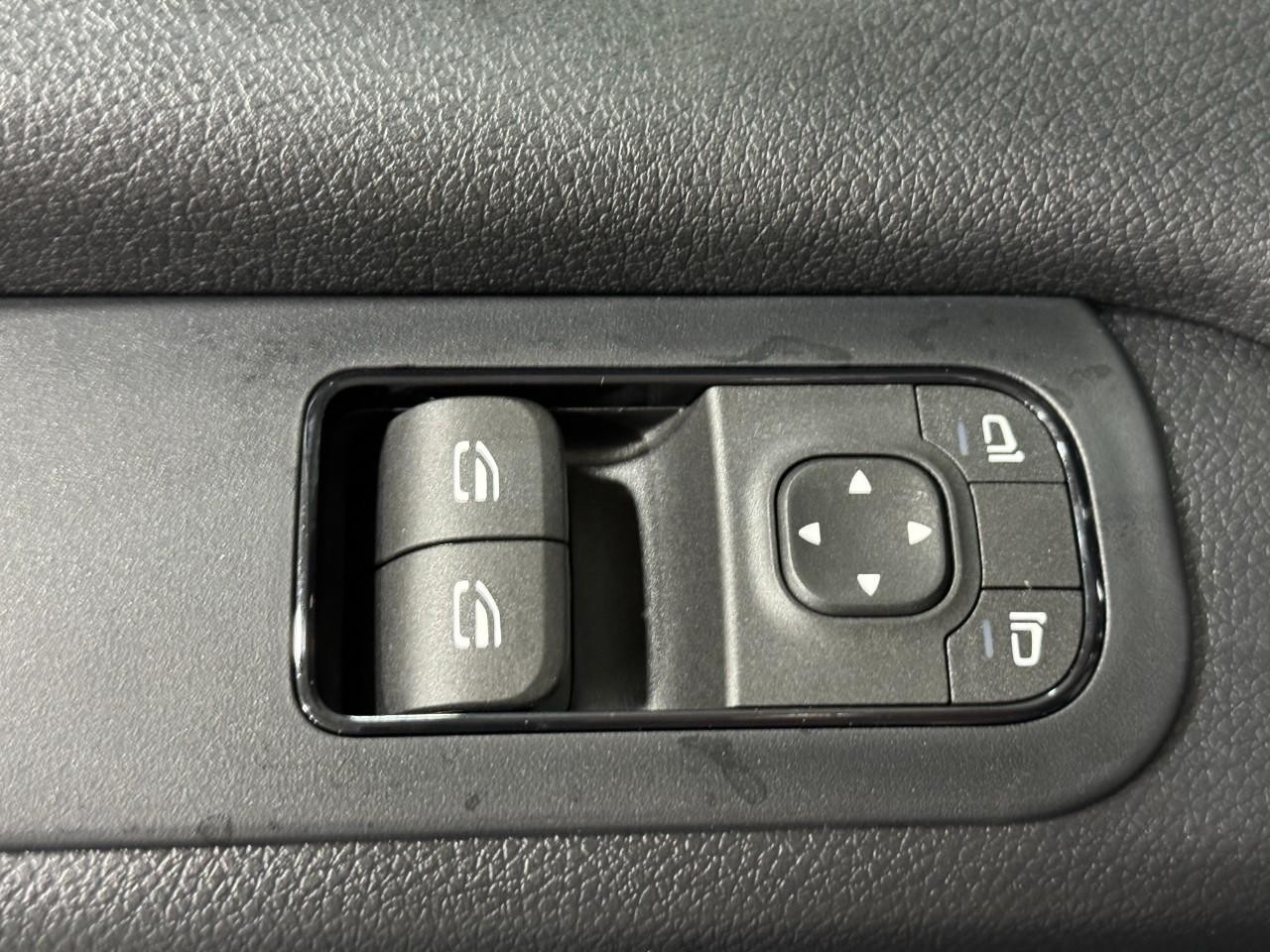 Mercedes-Benz Sprinter Cargo Van Vehicle Full-screen Gallery Image 22