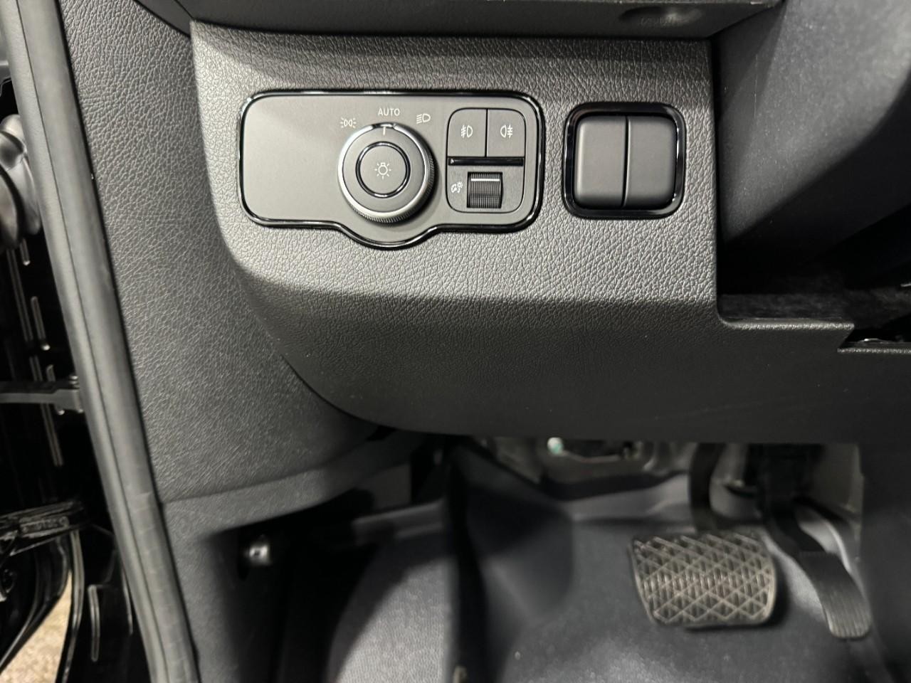 Mercedes-Benz Sprinter Cargo Van Vehicle Full-screen Gallery Image 28