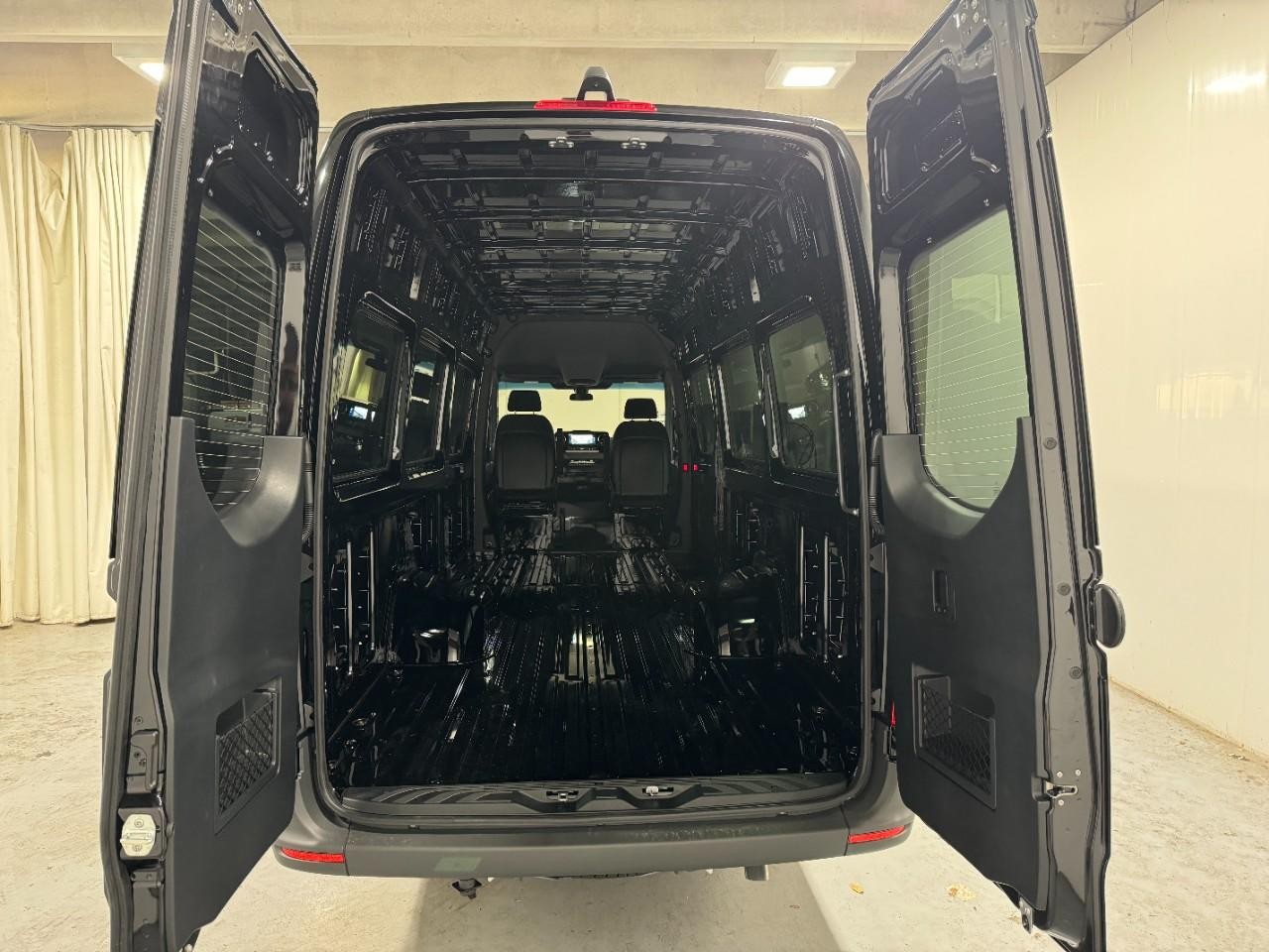 Mercedes-Benz Sprinter Cargo Van Vehicle Full-screen Gallery Image 9