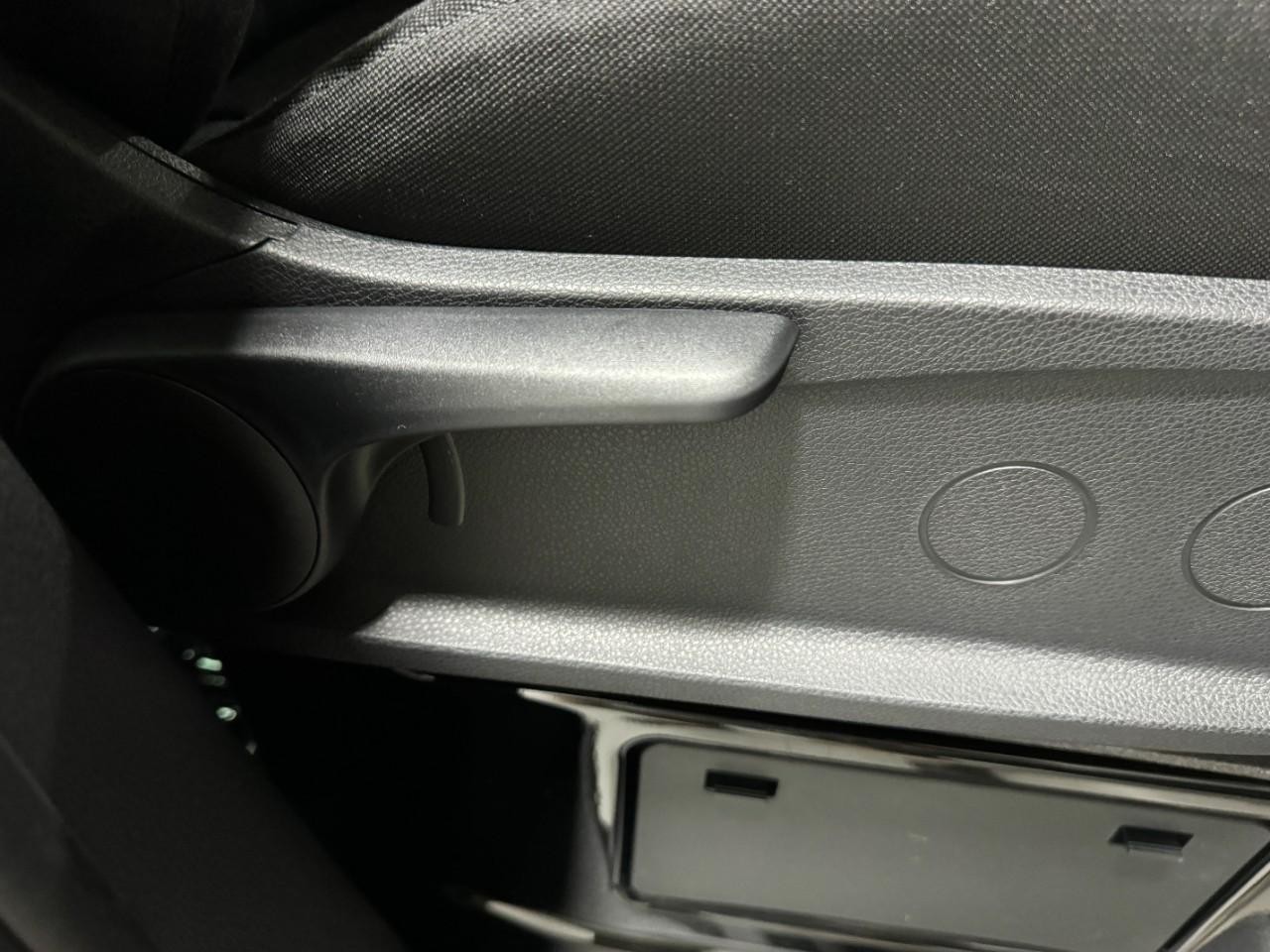 Mercedes-Benz Sprinter Cargo Van Vehicle Full-screen Gallery Image 19