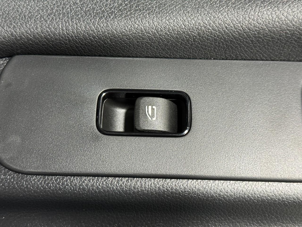 Mercedes-Benz Sprinter Cargo Van Vehicle Full-screen Gallery Image 20