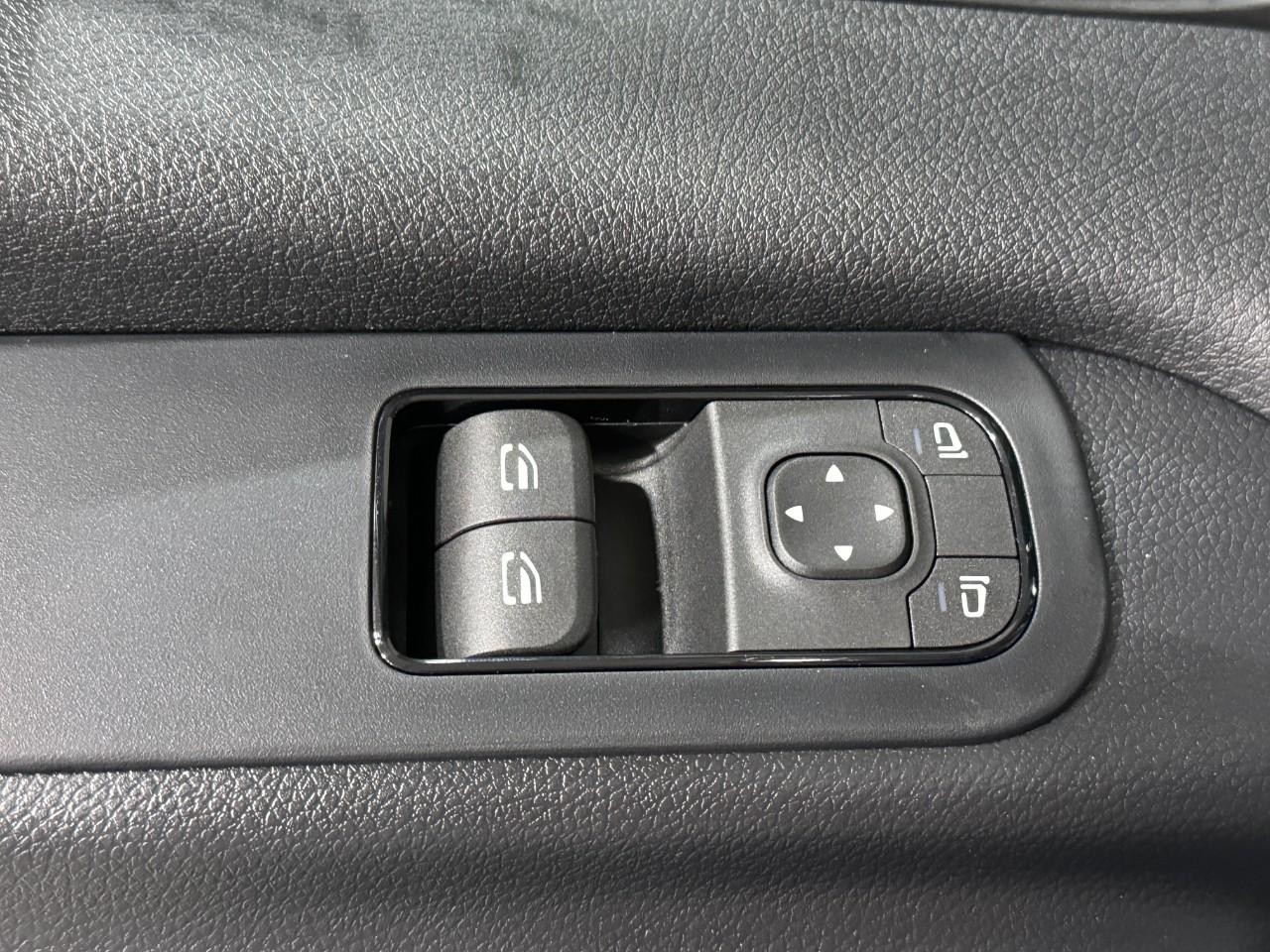 Mercedes-Benz Sprinter Cargo Van Vehicle Full-screen Gallery Image 22