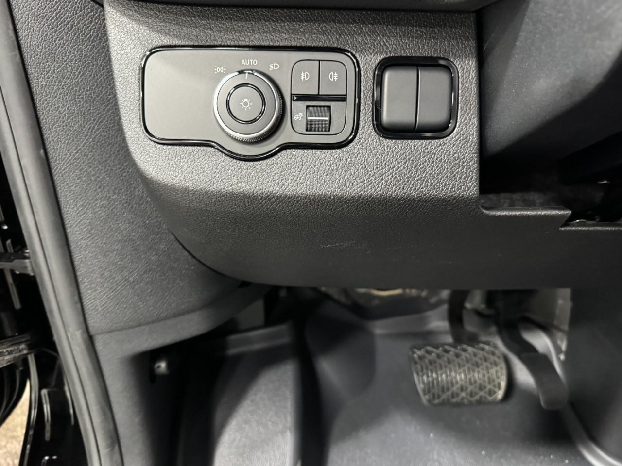 Mercedes-Benz Sprinter Cargo Van Vehicle Full-screen Gallery Image 28