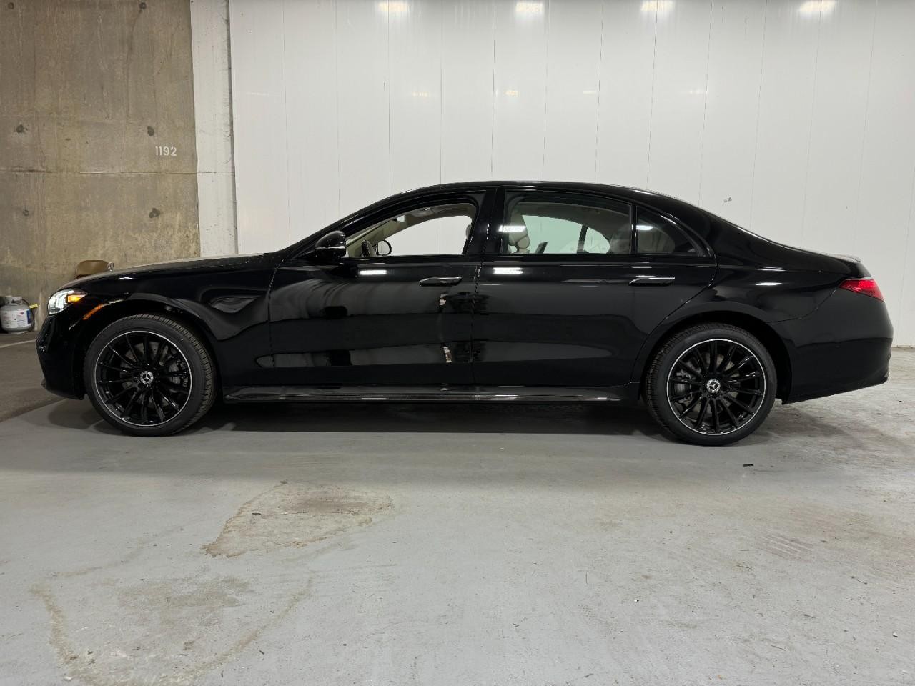 Mercedes-Benz S-Class Vehicle Full-screen Gallery Image 2