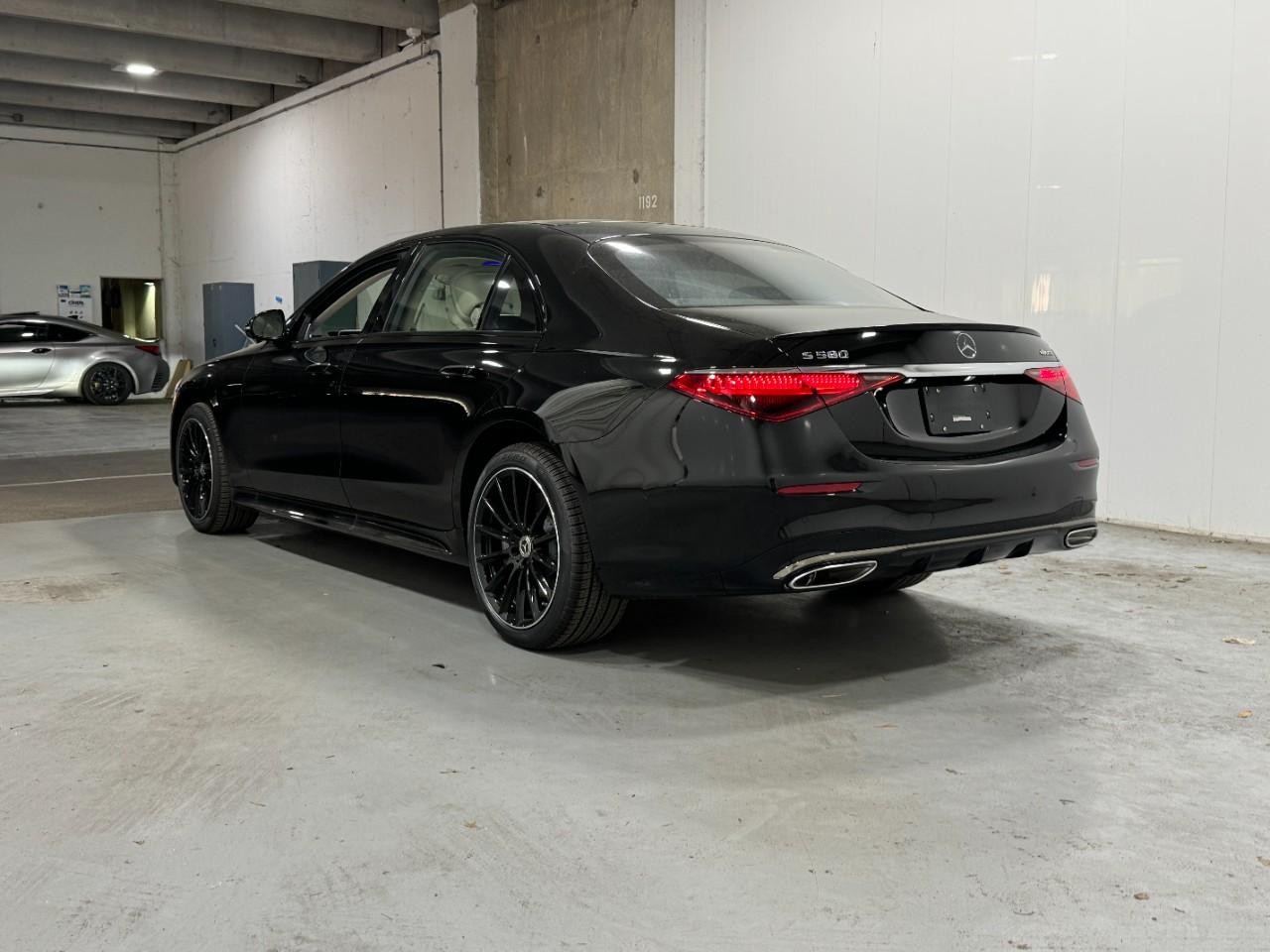 Mercedes-Benz S-Class Vehicle Full-screen Gallery Image 3