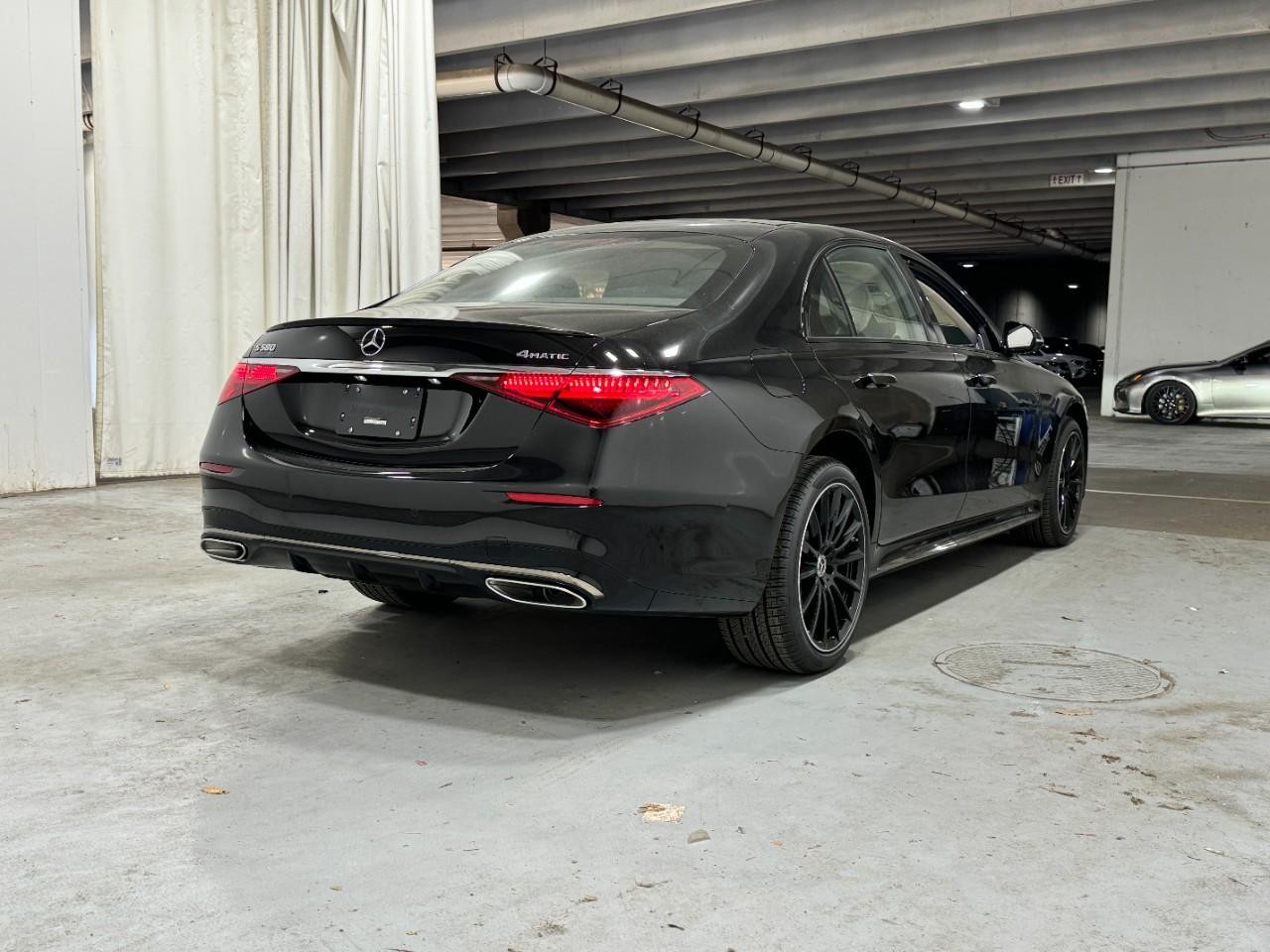 Mercedes-Benz S-Class Vehicle Full-screen Gallery Image 4