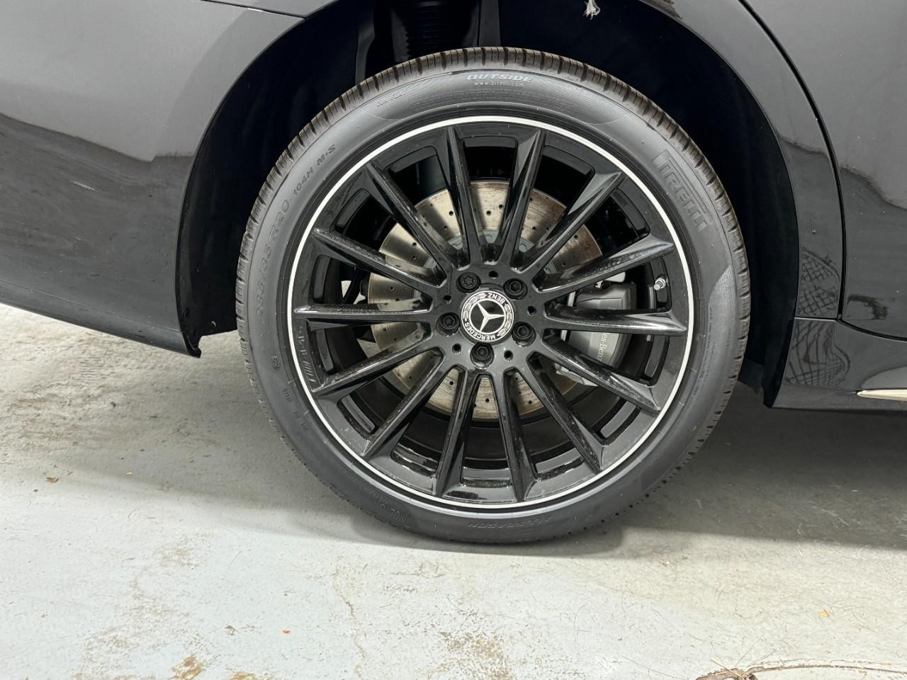 Mercedes-Benz S-Class Vehicle Full-screen Gallery Image 5