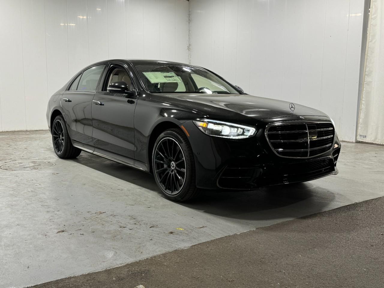 Mercedes-Benz S-Class Vehicle Full-screen Gallery Image 6