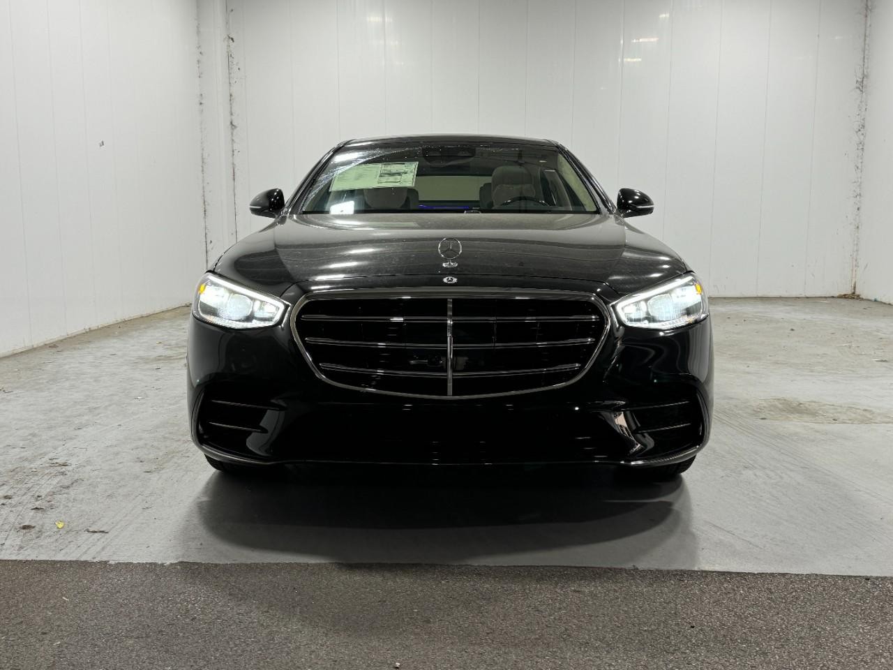 Mercedes-Benz S-Class Vehicle Full-screen Gallery Image 7