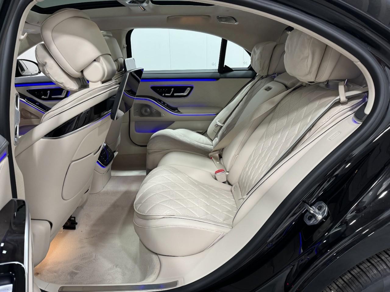 Mercedes-Benz S-Class Vehicle Full-screen Gallery Image 8