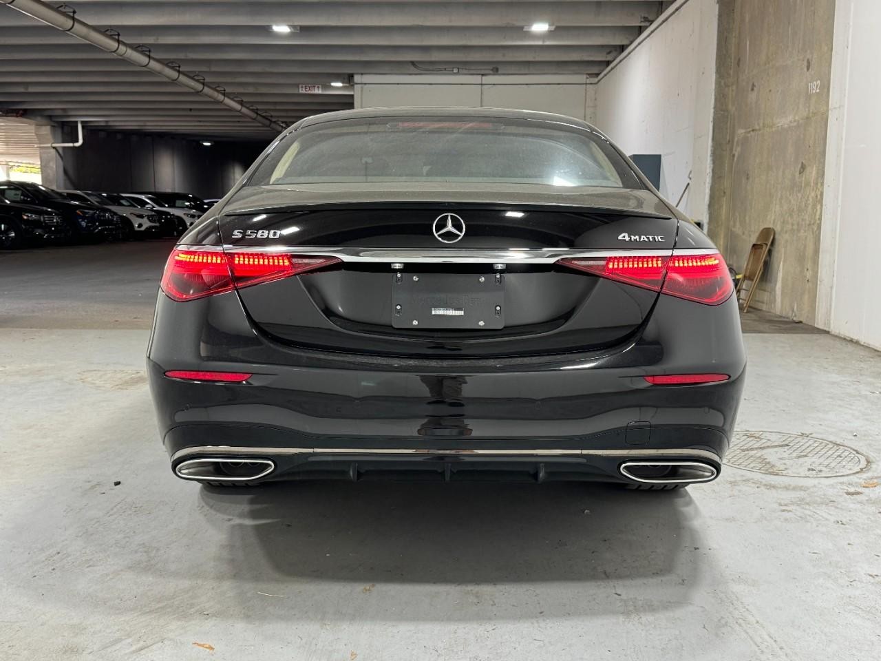 Mercedes-Benz S-Class Vehicle Full-screen Gallery Image 9