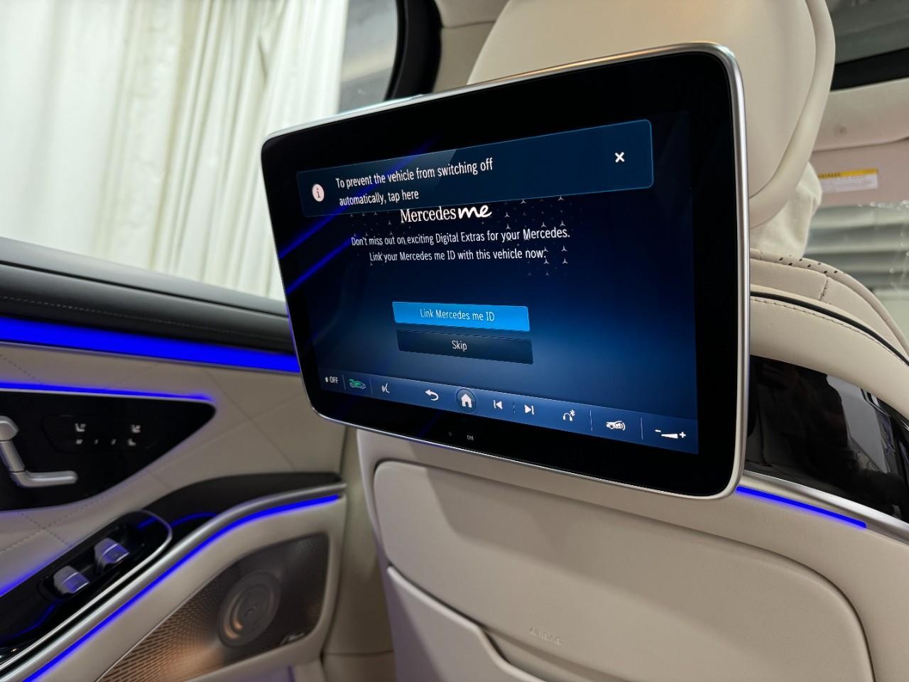 Mercedes-Benz S-Class Vehicle Full-screen Gallery Image 11