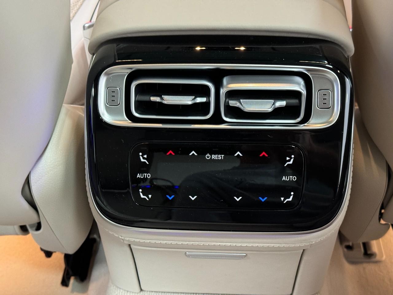 Mercedes-Benz S-Class Vehicle Full-screen Gallery Image 12