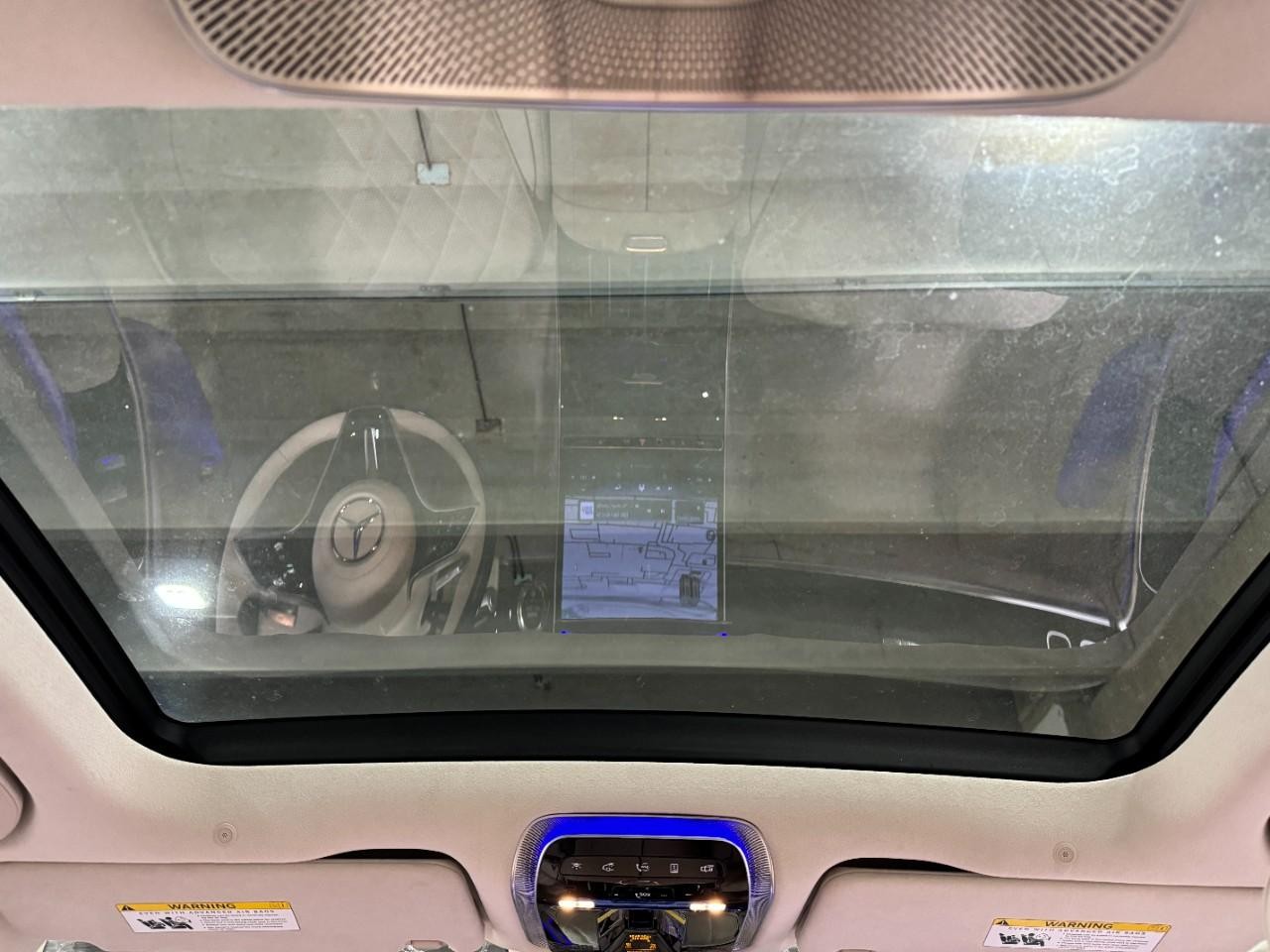 Mercedes-Benz S-Class Vehicle Full-screen Gallery Image 13