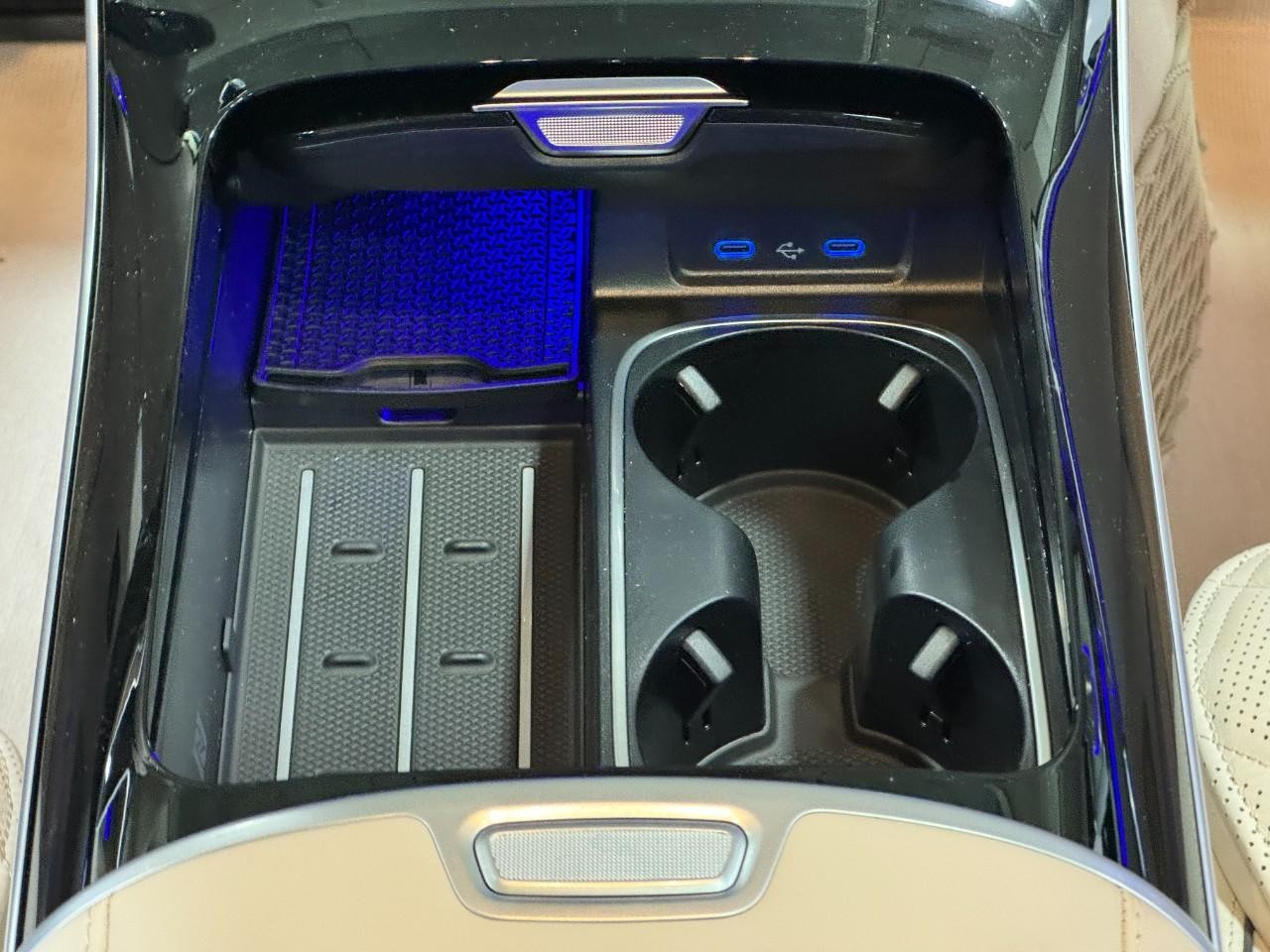 Mercedes-Benz S-Class Vehicle Full-screen Gallery Image 17