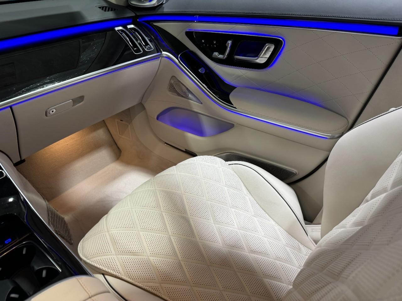 Mercedes-Benz S-Class Vehicle Full-screen Gallery Image 18