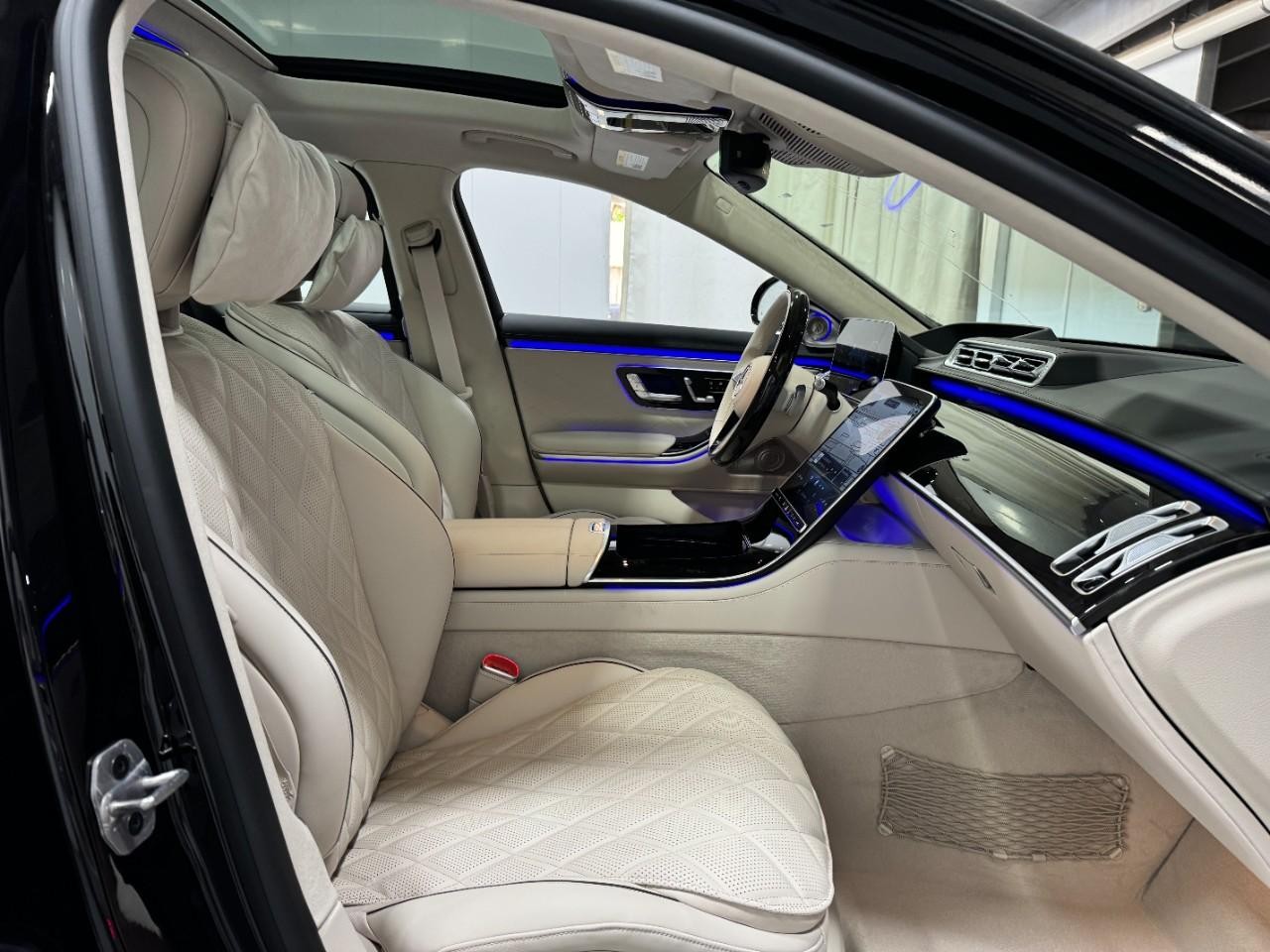 Mercedes-Benz S-Class Vehicle Full-screen Gallery Image 19