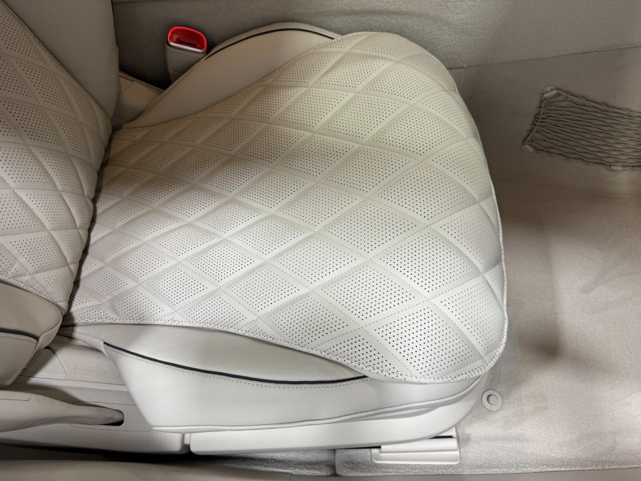 Mercedes-Benz S-Class Vehicle Full-screen Gallery Image 20