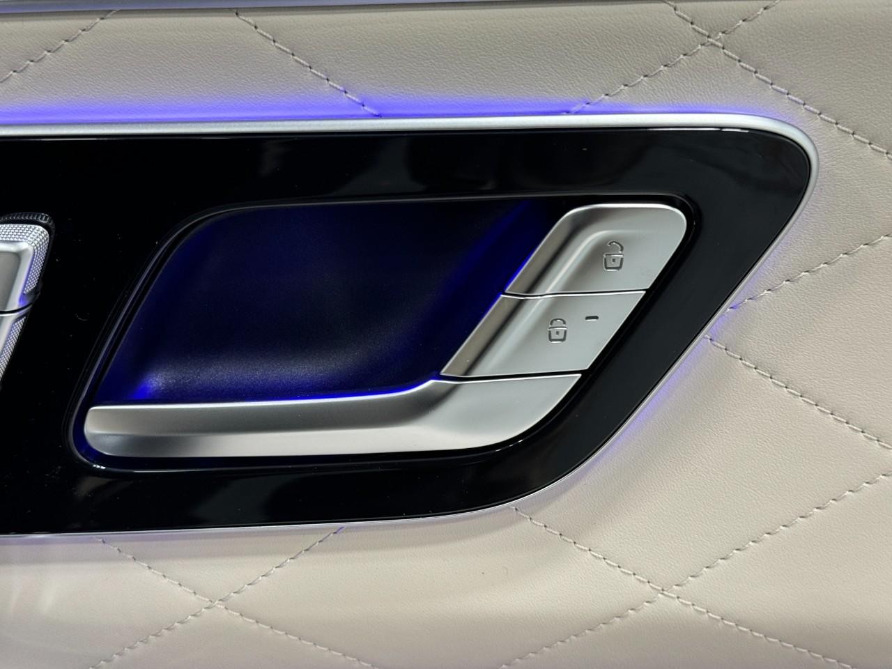 Mercedes-Benz S-Class Vehicle Full-screen Gallery Image 22