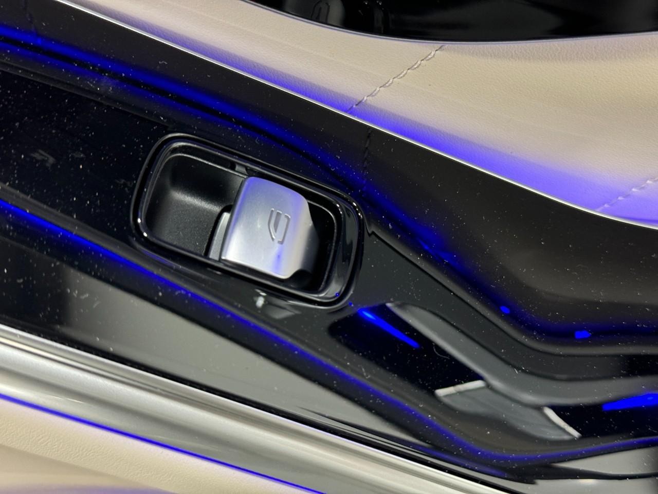 Mercedes-Benz S-Class Vehicle Full-screen Gallery Image 23