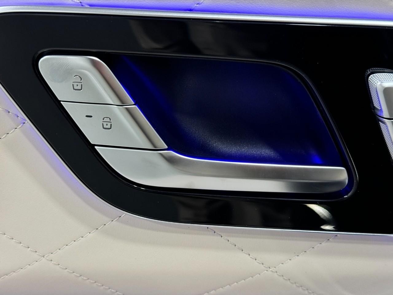 Mercedes-Benz S-Class Vehicle Full-screen Gallery Image 24